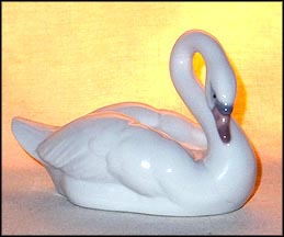 Elegant Swan, Lladro Figurine  #8271 MAIN