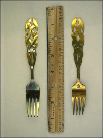 Julen 1941, Enameled Cut Out Snow Berries Fork Souvenir Spoon MAIN