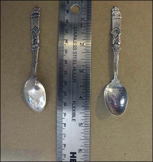 Santa Going Down Chimney, Holly, Sleigh Bells, 'Twas The Night Before Christmas, Stockings Over... Souvenir Spoon MAIN