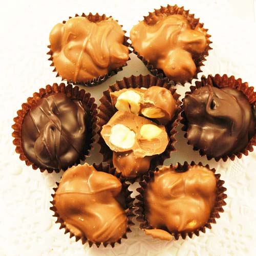 Chunks of real macadamia smothered in Swiss chocolate THUMBNAIL