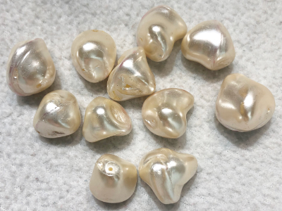 VINTAGE Beads - Glass Costume Pearls Cream Irregular Shape 20mm - 11 Beads MAIN