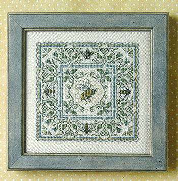 The Bee Cottage - Queen In The Middle MAIN