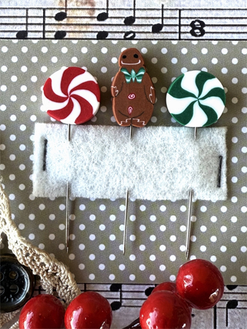 Puntini Puntini Counting Pins - Funny Gingerbread (Green Bowtie) MAIN