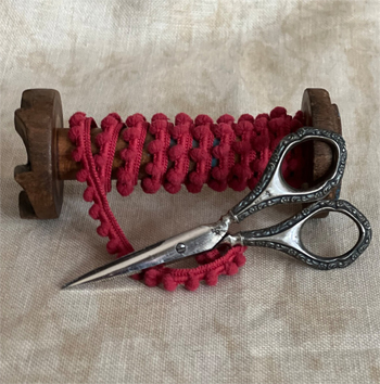 Dames of the Needle - Mini Pom Pom - Hot Santa MAIN