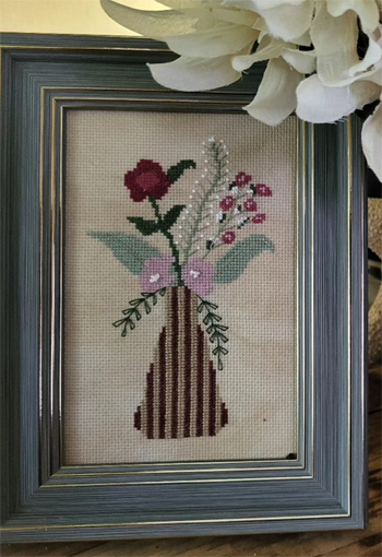 By The Bay Needleart - Colonial Centerpiece MAIN